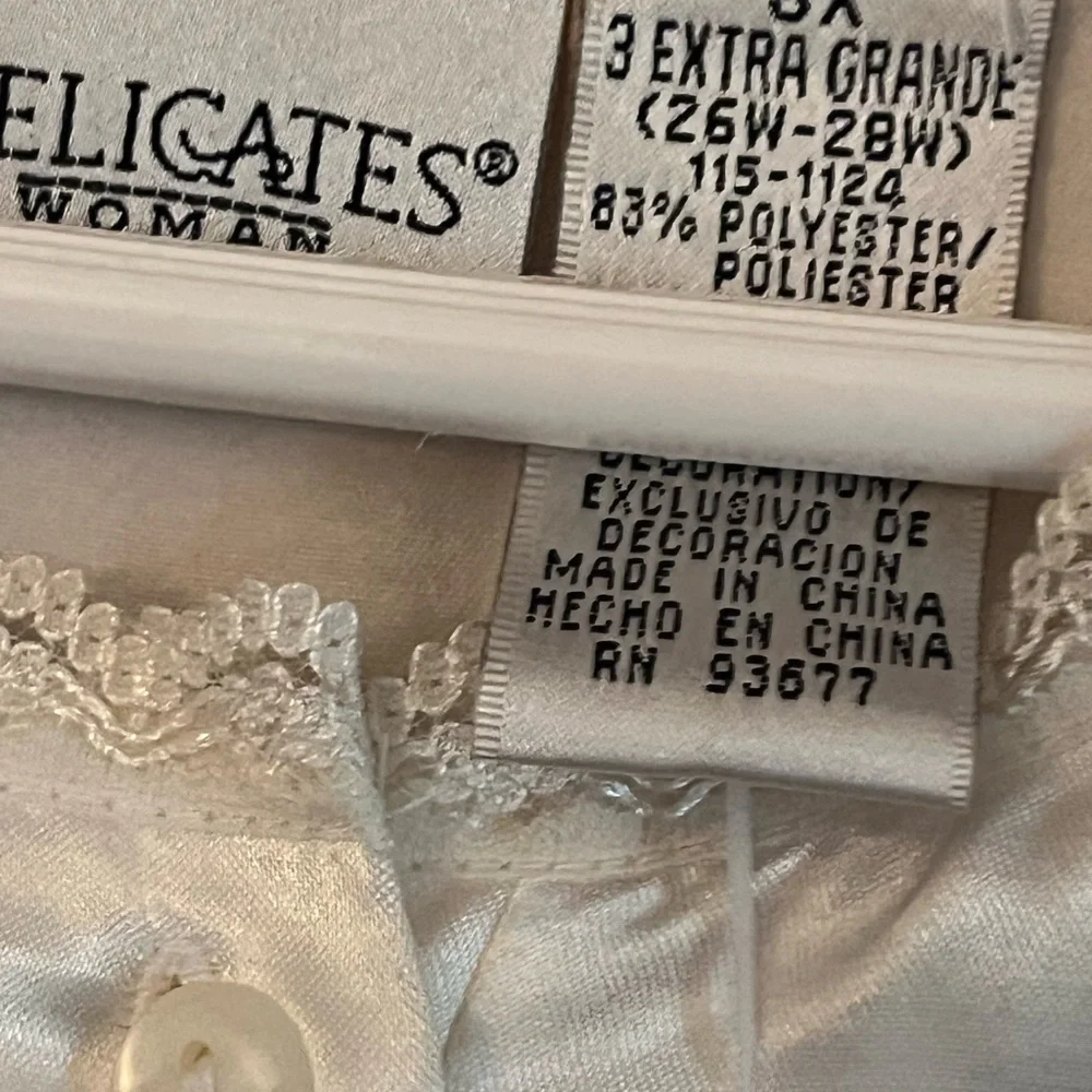 Delicates lace trim, embroidery romantic nightgown
